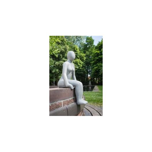 Photo Deco femme assise sur mur