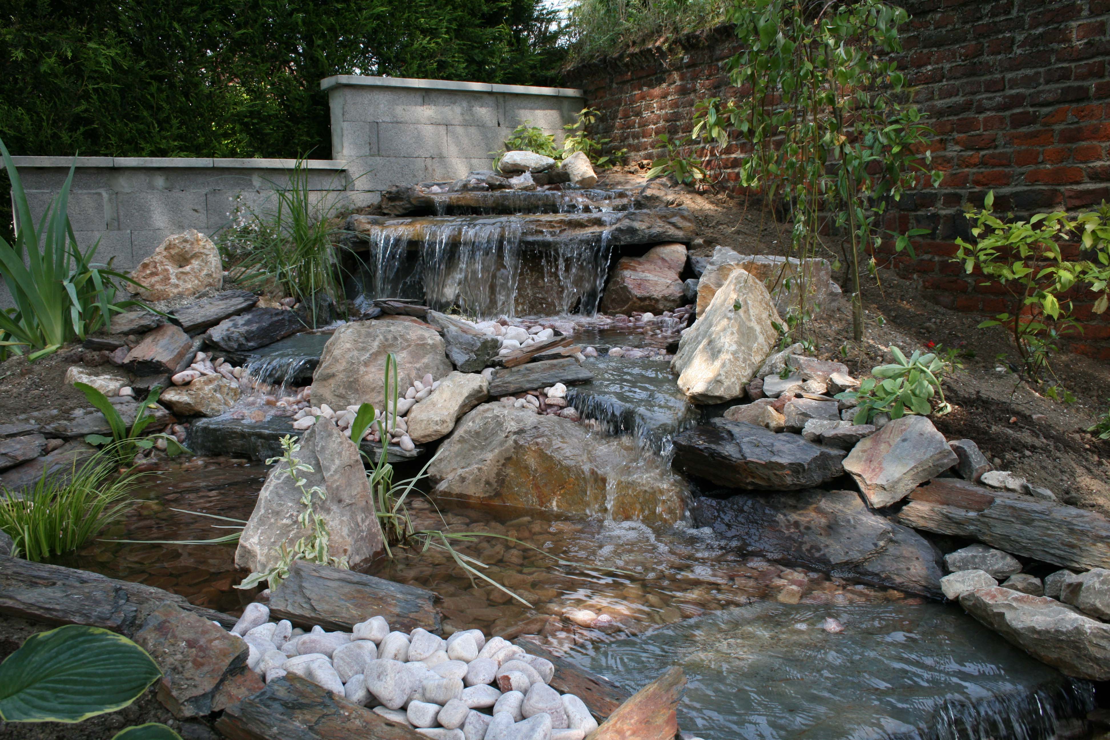 Création d'un bassin hors sol avec cascade en lames de résine minérale sur  la commune de Gradignan en région bordelaise - VOG Concepteur de terrasse  bois - VOG Concepteur de terrasse bois